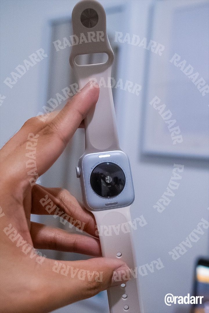 Apple Watch SE (2nd Generation, 40mm, Silver) (Category: Wearables & Smart Watches) located in Santa Rosa. Submitted by radarr (Listing ID 1434377154, Image 2). Description: Selling my Apple Watch SE (2nd Generation, 40mm) in silver! Battery Health is at 85%. Inclusions: - Apple Watch SE - Different bands and cases (mostly new and unused) - Charger Unit is in good condition. Can check upon meet up. Preferred meetup place is around Sta Rosa/Biñan 