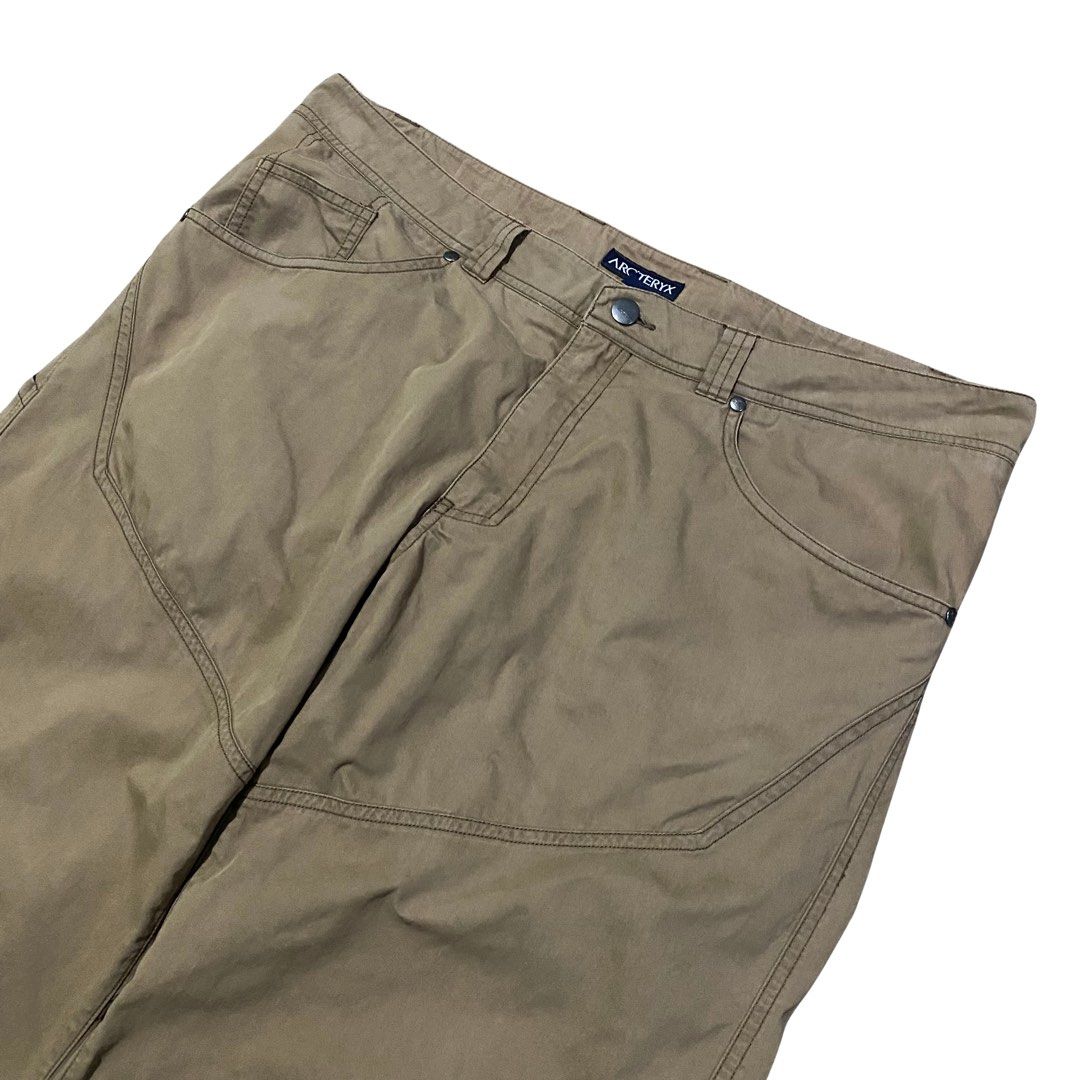 Arc’teryx Bastion Pants (Category: Jeans) located in Muntinlupa City. Submitted by rtyfck (Listing ID 1434244997, Image 2). Description: Arc’teryx Bastion Pants Details : •Width/Waist : 38 •Full Length : 43 •Front Rise : 10.5 •Inseam : 31.5 •Thigh : 13 •Knee : 11 •Leg Opening : 10 •Size : L-XL •Issue : minimal loose stitch on back pocket (check on last picture) •Condition : Used.