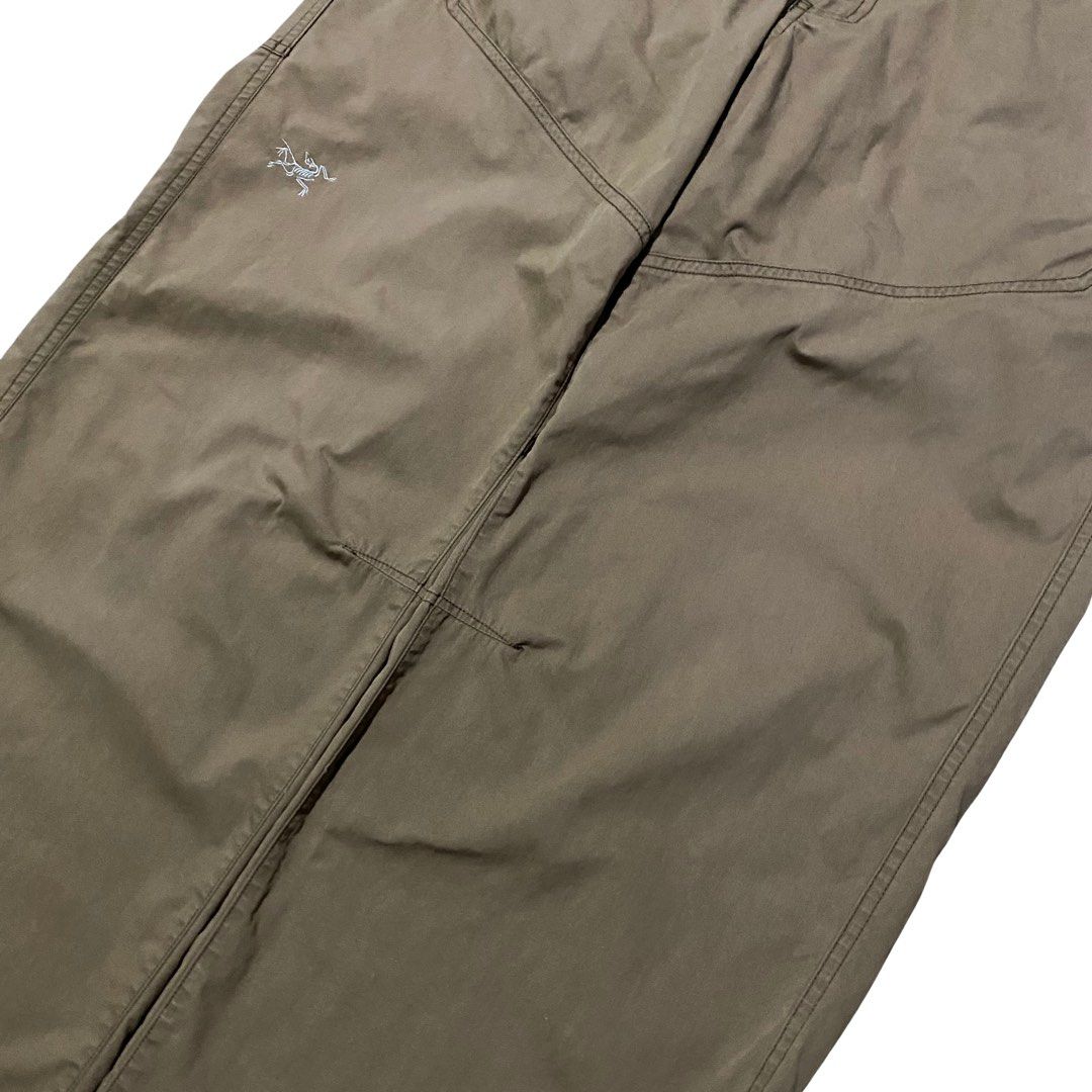 Arc’teryx Bastion Pants (Category: Jeans) located in Muntinlupa City. Submitted by rtyfck (Listing ID 1434244997, Image 3). Description: Arc’teryx Bastion Pants Details : •Width/Waist : 38 •Full Length : 43 •Front Rise : 10.5 •Inseam : 31.5 •Thigh : 13 •Knee : 11 •Leg Opening : 10 •Size : L-XL •Issue : minimal loose stitch on back pocket (check on last picture) •Condition : Used.