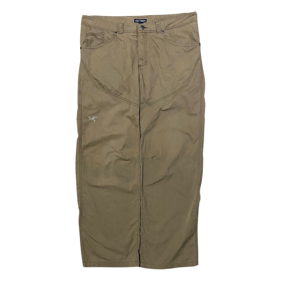 Arc’teryx Bastion Pants (Category: Jeans) located in Muntinlupa City. Submitted by rtyfck (Listing ID 1434244997, Image 1). Description: Arc’teryx Bastion Pants Details : •Width/Waist : 38 •Full Length : 43 •Front Rise : 10.5 •Inseam : 31.5 •Thigh : 13 •Knee : 11 •Leg Opening : 10 •Size : L-XL •Issue : minimal loose stitch on back pocket (check on last picture) •Condition : Used.