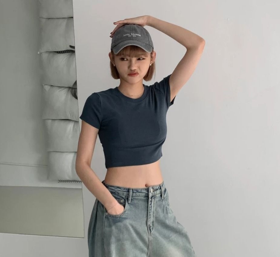 由 giselle_0229 (刊登 ID 1434193246，圖片 2) 提交，位於 高雄市 (Kaohsiung) 的 ATTENTION-att made!孔雀藍 合身短tee feliz isa (類別：Ｔ恤)，說明：⚠️ ⚠️ 上架中商品皆有現貨⚠️ ⚠️ 不用再詢問庫存 售孔雀藍 九成新 無汙損 原價280 成分：棉+氨綸+腈綸+黏膠 尺寸：F size 肩寬：35cm 胸寬：38cm 下擺寬：35cm 袖長：14cm 袖口寬：14cm 腋寬：19cm 全長：40cm 是否有開衩：否 顏色 : 孔雀藍。