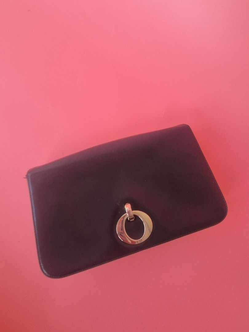 Christian dior Patent Clutch 💯 Authentic (Category: Luxury Bags & Wallets) located in Manila. Submitted by _prettyquick (Listing ID 1434177600, Image 1). Description: preowned pls manage your expectations 100% authentic Missing strap can be use as clutch Follow us on instagram for more items @_prettyquick or Prettyquick luxury for FBPAGE with 12kfollowers.