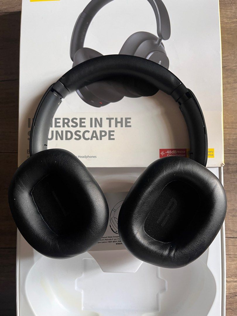 Baseus Bowie (Category: Headphones & Headsets) located in Valenzuela. Submitted by baratoropa (Listing ID 1434231216, Image 3). Description: Used but well taken care of RFS: a noise, something loose is moving in one of the headphones, could be distracting.