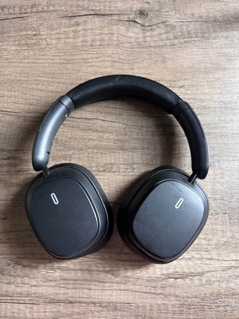 Baseus Bowie (Category: Headphones & Headsets) located in Valenzuela. Submitted by baratoropa (Listing ID 1434231216, Image 1). Description: Used but well taken care of RFS: a noise, something loose is moving in one of the headphones, could be distracting.