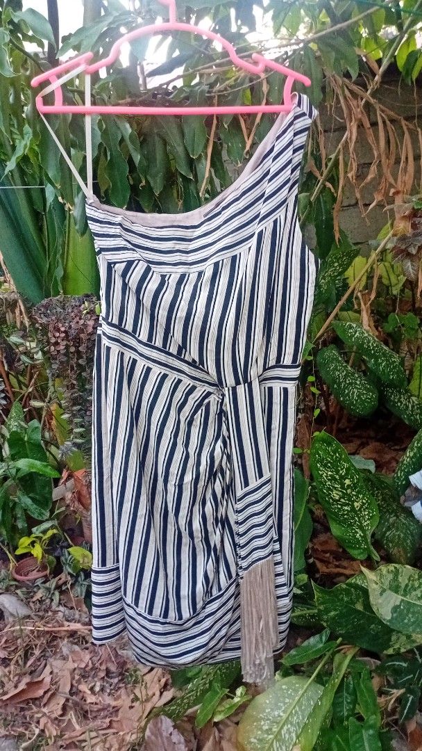BCBG Max Azria Silk Striped Summer Dress (Category: Dresses) located in Makati City. Submitted by ellavee_you (Listing ID 1434290638, Image 1). Description: - BCBG Max Azria silk summer dress - Size: M - Features a stylish striped design - Made from luxurious silk material - Perfect for summer - Suitable for various occasions #Ralph Lauren #Zara #DKNY #Levis #BCBG #Tory Burch #Lacoste.