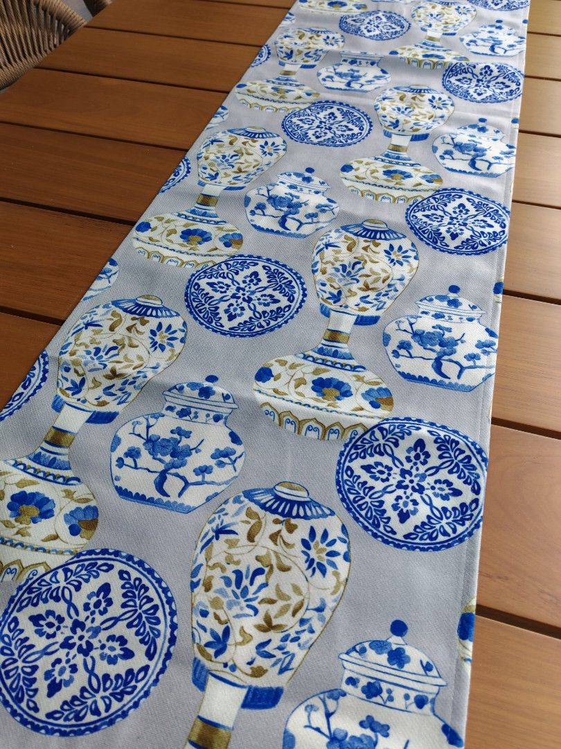 Beautiful Grey Chinese Vase Table Runner442953970536294401