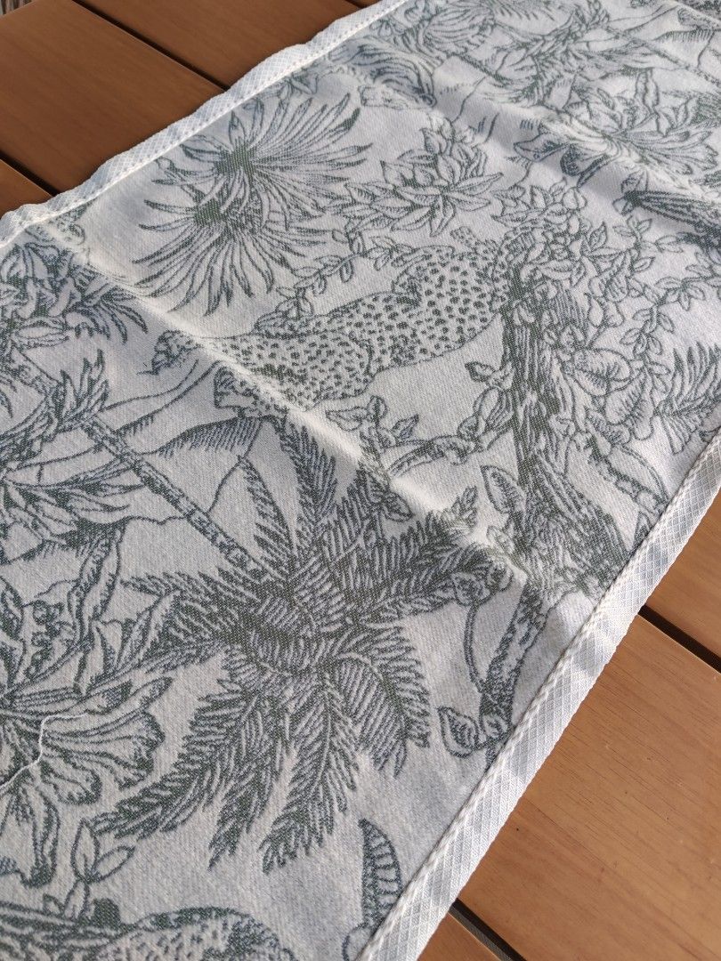 Beautiful Silver / Pale Green Embroided Jungle Animals Table Runner439509399331164164