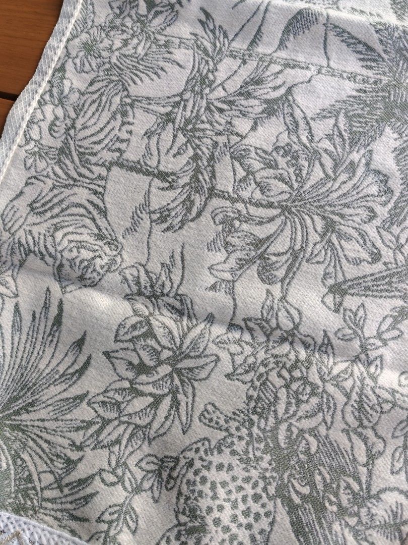 Beautiful Silver / Pale Green Embroided Jungle Animals Table Runner439509399331164162