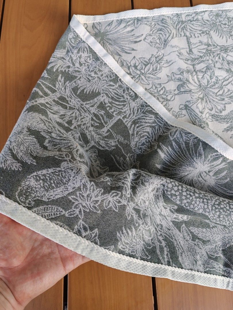Beautiful Silver / Pale Green Embroided Jungle Animals Table Runner439509399331164165
