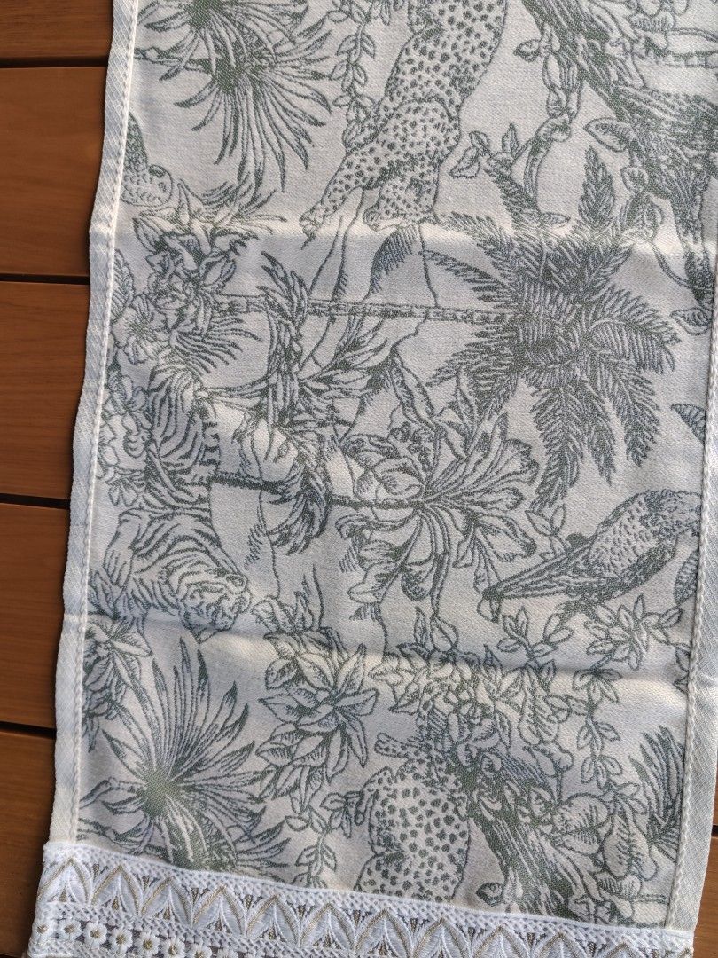 Beautiful Silver / Pale Green Embroided Jungle Animals Table Runner439509399331164166