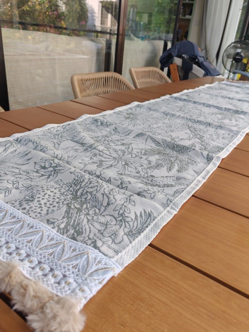Beautiful Silver / Pale Green Embroided Jungle Animals Table Runner439509399331164163