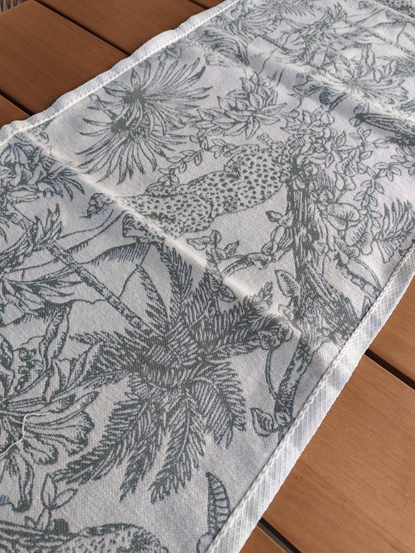Beautiful Silver / Pale Green Embroided Jungle Animals Table Runner439509399331164167