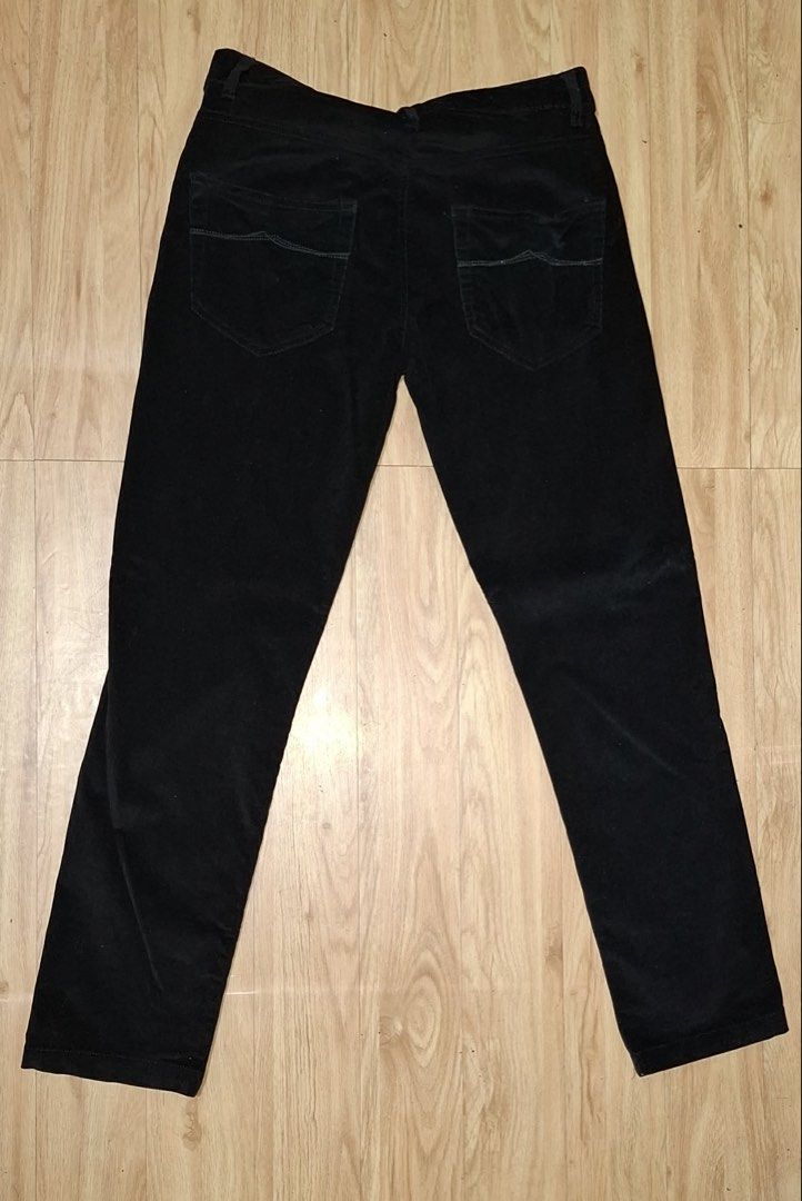 Bench Black Corduroy Pants (Category: Jeans) located in Manila. Submitted by adaniel.81 (Listing ID 1434308559, Image 2). Description: - Brand: Bench - Style: Corduroy pants - Size: S - Cut: Straight leg - Features: Five-pocket design - Perfect for everyday wear.