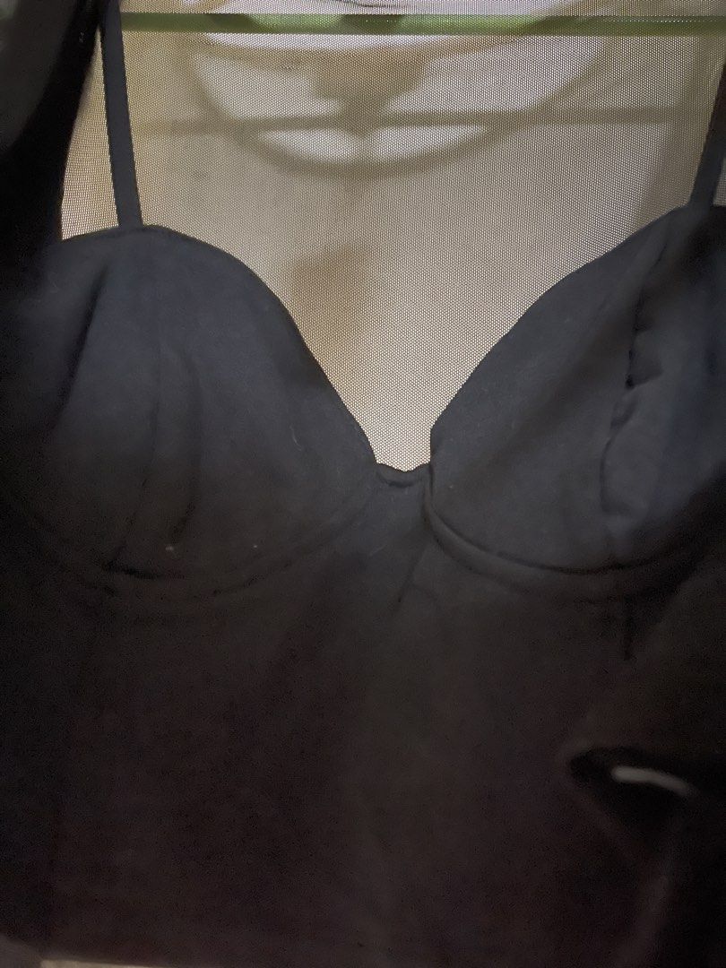 Black crop top long sleeves see through (Category: Longsleeves) located in Pasig City. Submitted by tjrys (Listing ID 1434327007, Image 3). Description: Never worn Bought from Canada Size Small Crop top Long sleeves See-through.
