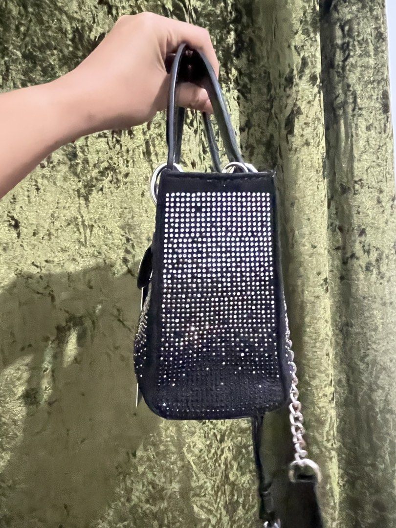 Black Rhinestone Evening Bag (Category: Purses & Pouches) located in San Fernando. Submitted by ercmnzn (Listing ID 1434240793, Image 2). Description: Still in excellent condition Used only a few times (formal events) Super pretty nito.