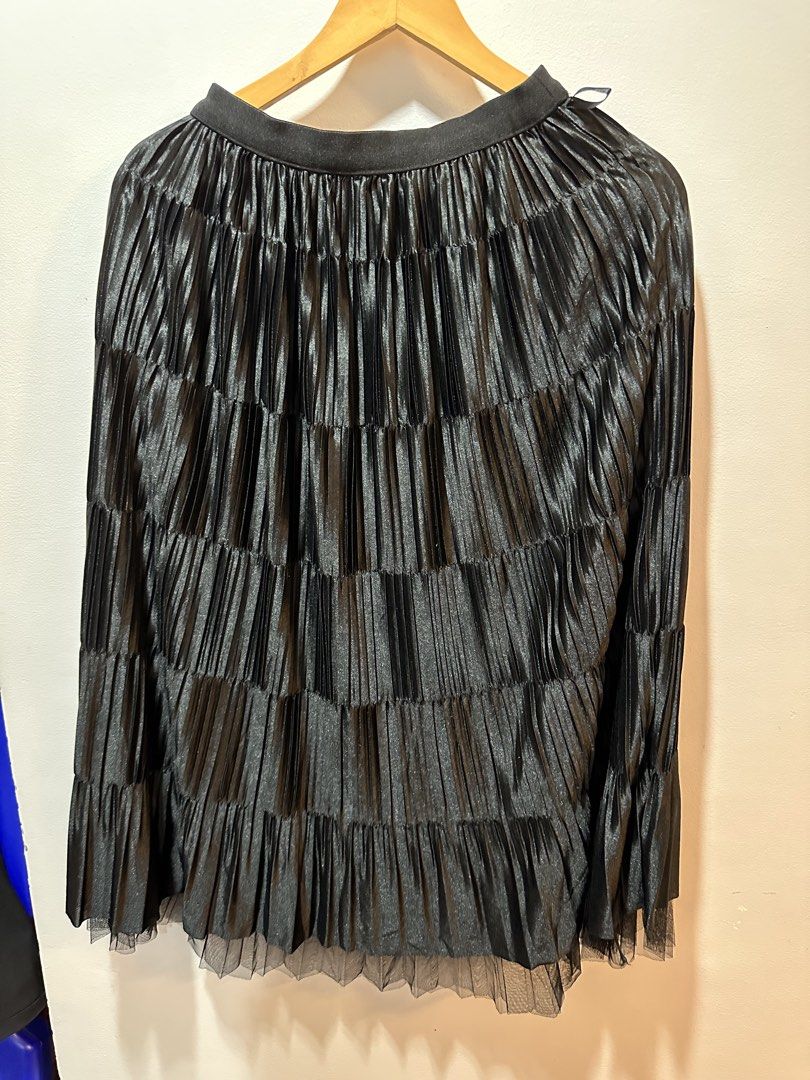 black skirt not zara (Category: Skirts) located in Manila. Submitted by pbum168 (Listing ID 1376363699, Image 2). Description: fits xs to small.