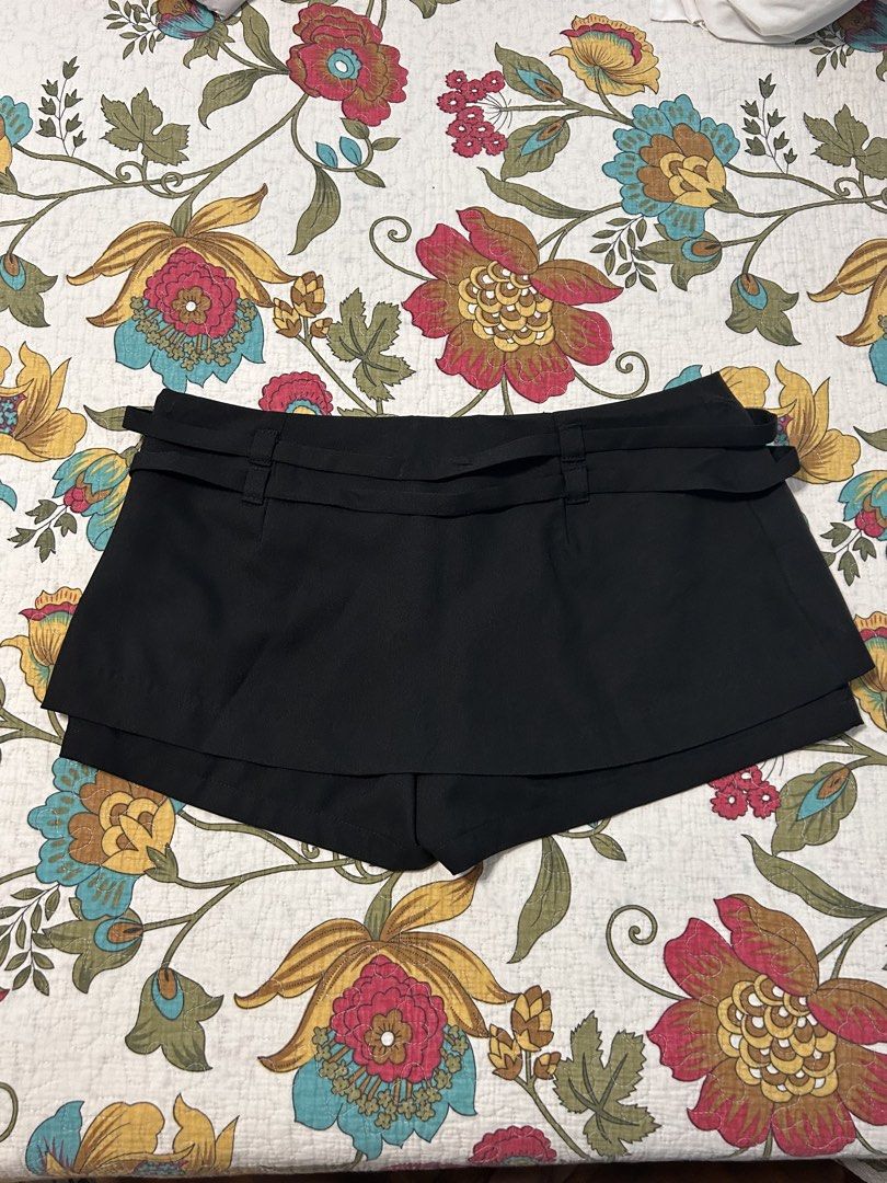SHEIN Black Skort (Category: Shorts) located in Manila. Submitted by zxcvbnmsof (Listing ID 1434304083, Image 2). Description: - SHEIN BAE skort - brand new .