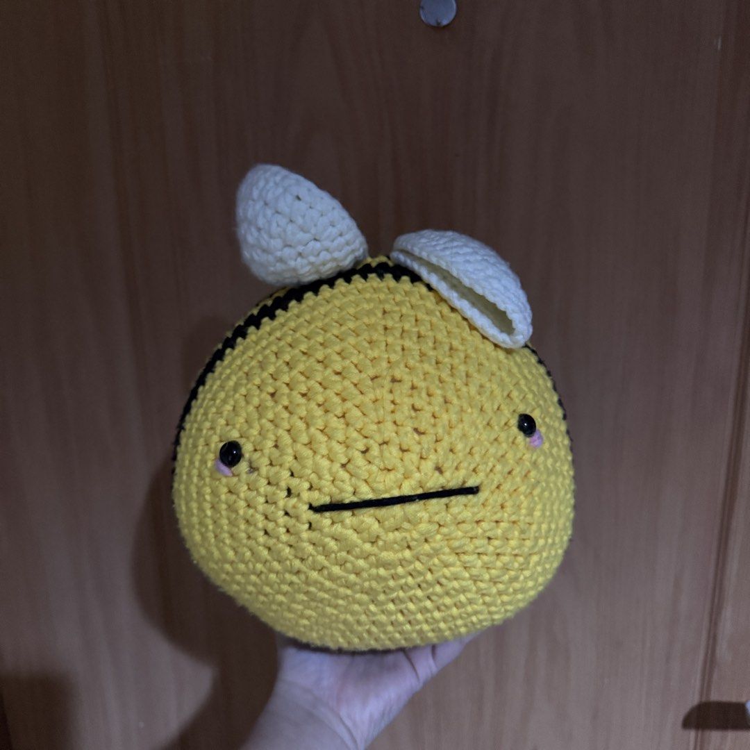 Bumblebee Crochet (XL) (Category: Longsleeves) located in Manila. Submitted by implusive_closet (Listing ID 1434294625, Image 1). Description: .
