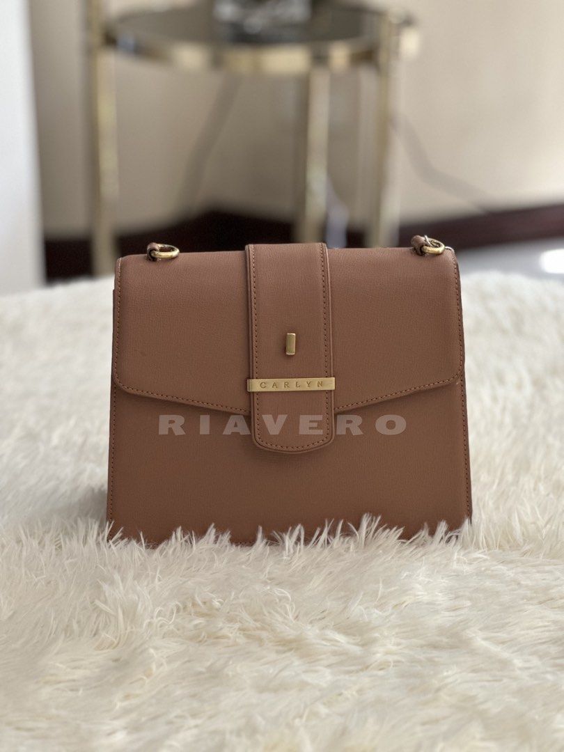 CARLYN 2-way (Category: Luxury Bags & Wallets) located in Quezon City. Submitted by riavero (Listing ID 1434292764, Image 2). Description: Negotiable ✨ 2 straps included ✨ 1 zip pocket, 1 open pocket ✨ it’s like nude pink in actual ✨ coded ✨ other hardwares are still gold pa Imperfections 📌 signs of use on rubber linings/ straps 📌 Snap lock faded/ slight tarnish - Location: Fairview, Quezon City - Payment first: GCash .