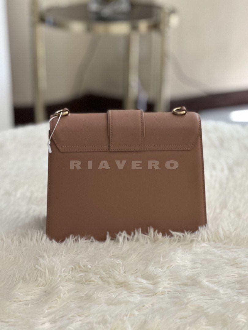 CARLYN 2-way (Category: Luxury Bags & Wallets) located in Quezon City. Submitted by riavero (Listing ID 1434292764, Image 3). Description: Negotiable ✨ 2 straps included ✨ 1 zip pocket, 1 open pocket ✨ it’s like nude pink in actual ✨ coded ✨ other hardwares are still gold pa Imperfections 📌 signs of use on rubber linings/ straps 📌 Snap lock faded/ slight tarnish - Location: Fairview, Quezon City - Payment first: GCash .