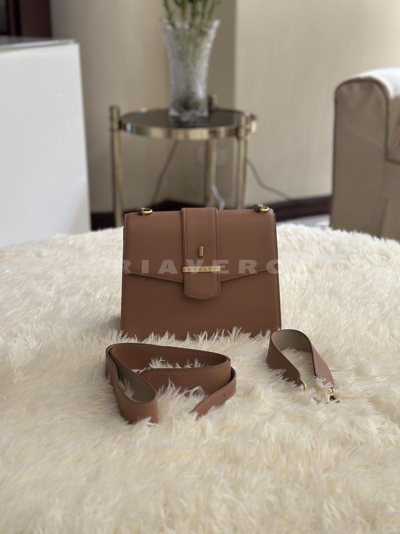 CARLYN 2-way (Category: Luxury Bags & Wallets) located in Quezon City. Submitted by riavero (Listing ID 1434292764, Image 1). Description: Negotiable ✨ 2 straps included ✨ 1 zip pocket, 1 open pocket ✨ it’s like nude pink in actual ✨ coded ✨ other hardwares are still gold pa Imperfections 📌 signs of use on rubber linings/ straps 📌 Snap lock faded/ slight tarnish - Location: Fairview, Quezon City - Payment first: GCash .