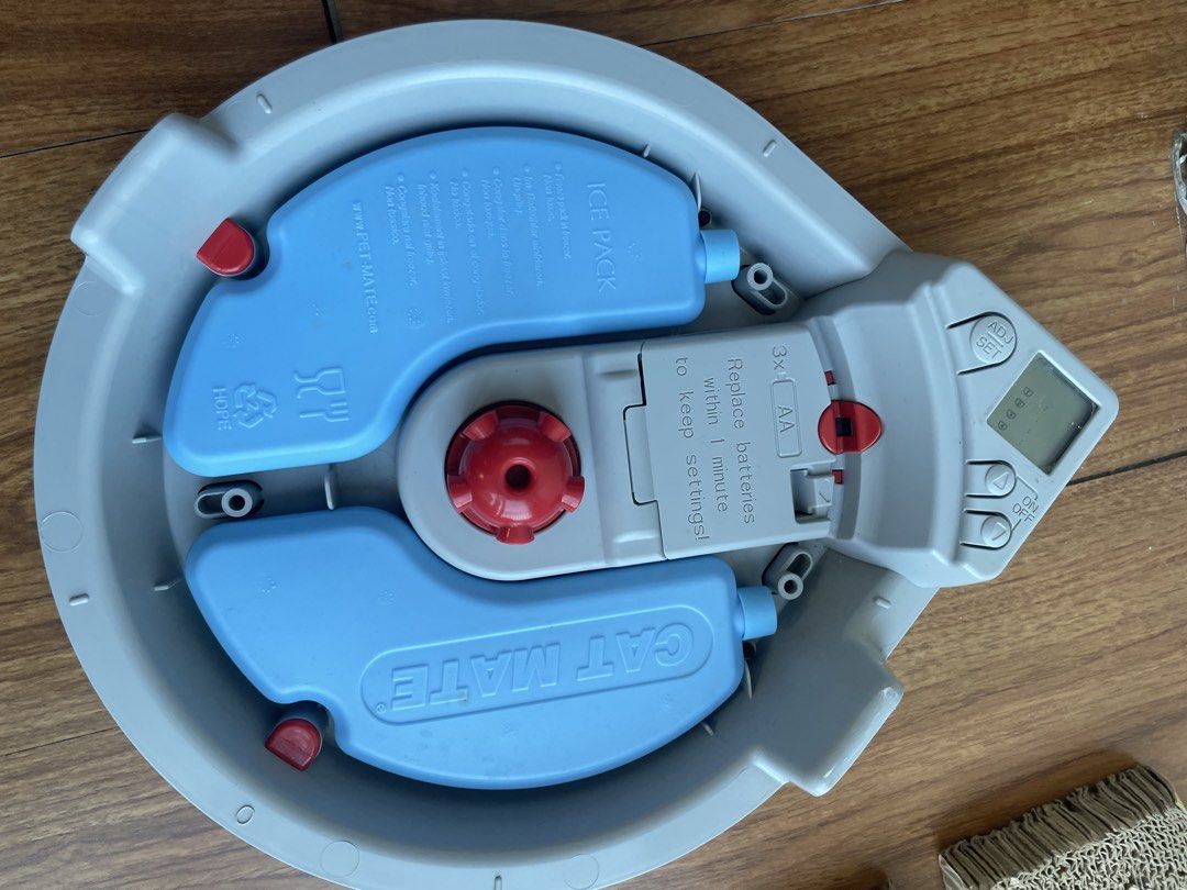 Cat Mate Automatic Dry/Wet Food Feeder (Category: Homes & Other Pet Accessories) located in Pasig City. Submitted by jakejake.150be9 (Listing ID 1434271142, Image 3). Description: - Cat Mate automatic pet feeder. - Rotating tray with 5 compartments for portion control. - Can be used for wet food - Includes ice packs to keep food fresh. - Digital display and timer function. - Requires 3x AA batteries (not included). - Color: White and gray..