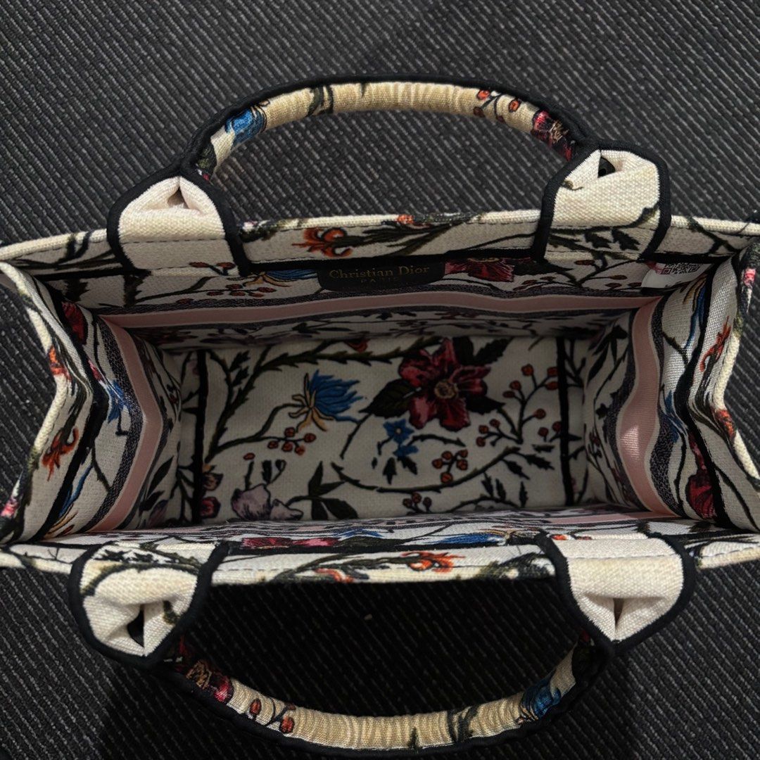 Dior book bag (Category: Luxury Bags & Wallets) located in Panabo. Submitted by bagitallph (Listing ID 1434235590, Image 3). Description: .