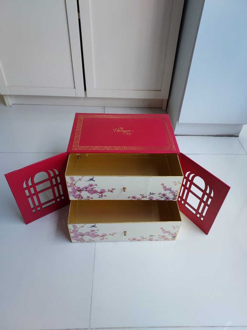 Gift Boxes (Category: Coffee & Tea Tableware) located in Singapore. Submitted by stratford1 (Listing ID 1434235437, Image 2). Description: - For putting packed mooncakes / packed barbecue pork, jewellery / stationery - $5 each.