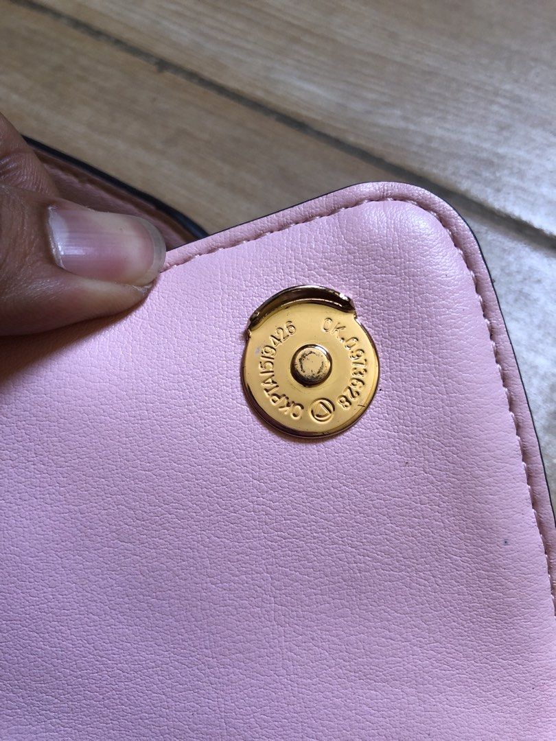Guess bag (Category: Luxury Bags & Wallets) located in Manila. Submitted by retro-revival019 (Listing ID 1434188653, Image 3). Description: Guess bag almost new condition no issue 6L 7W .