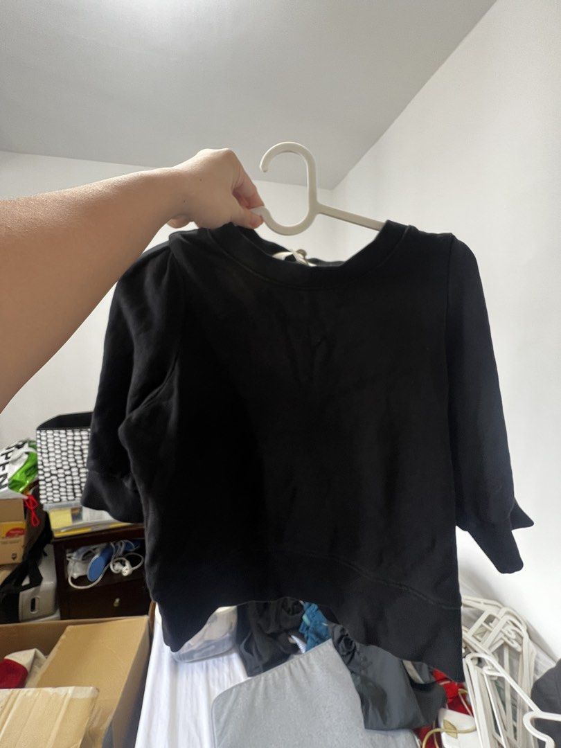 H&M Black Cropped Sweatshirt XS (free if u buy 1 item) (Category: Longsleeves) located in Manila. Submitted by binigurrl (Listing ID 1434204316, Image 1). Description: -free if u buy 1 item -H&M black cropped sweatshirt - Size: XS - Features a crew neck and short sleeves - Unique cut at the hem - Made of soft material - Ideal for casual wear and layering.