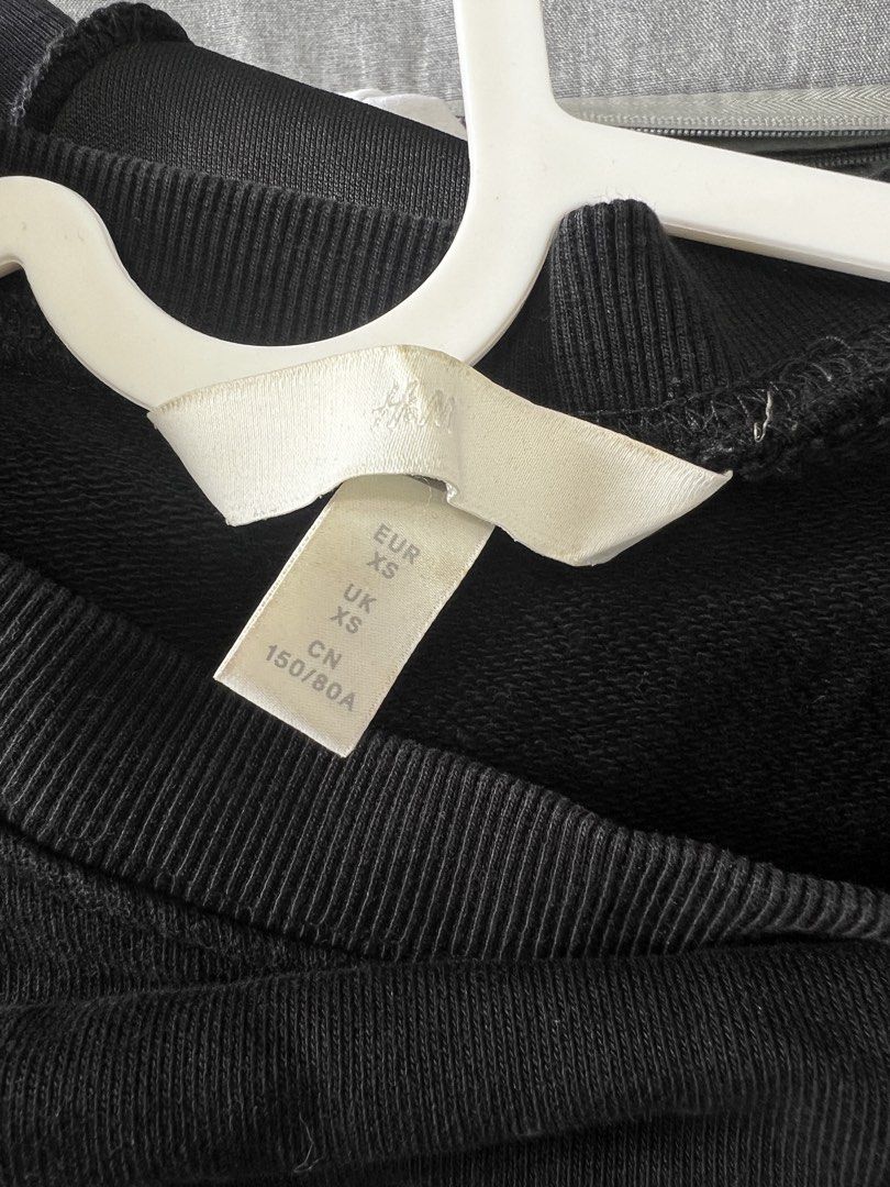H&M Black Cropped Sweatshirt XS (free if u buy 1 item) (Category: Longsleeves) located in Manila. Submitted by binigurrl (Listing ID 1434204316, Image 2). Description: -free if u buy 1 item -H&M black cropped sweatshirt - Size: XS - Features a crew neck and short sleeves - Unique cut at the hem - Made of soft material - Ideal for casual wear and layering.