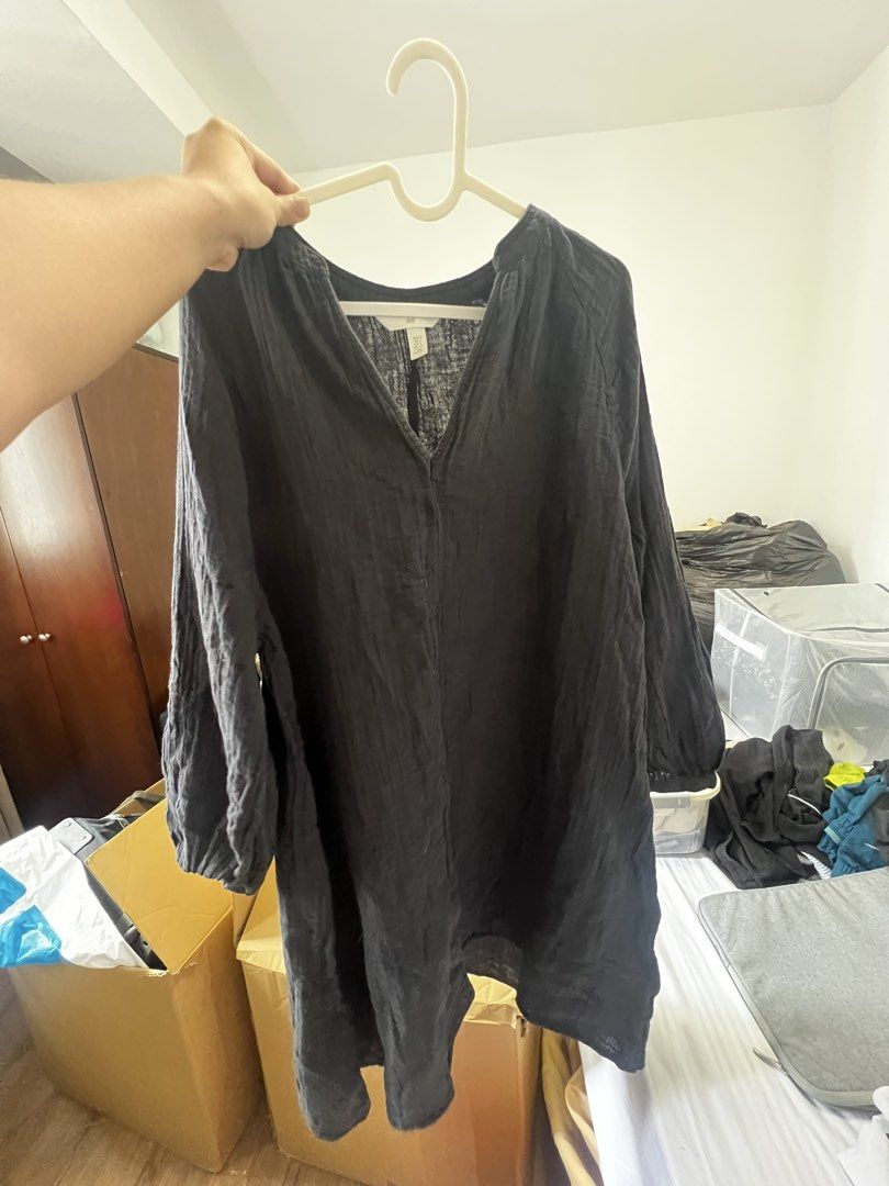 H&M Black Dress - Size S (Category: Dresses) located in Manila. Submitted by binigurrl (Listing ID 1434204511, Image 3). Description: - H&M black dress - Size: S - Features: V-neck, long sleeves - Fabric: Textured - Fit: Relaxed - Style: Casual.