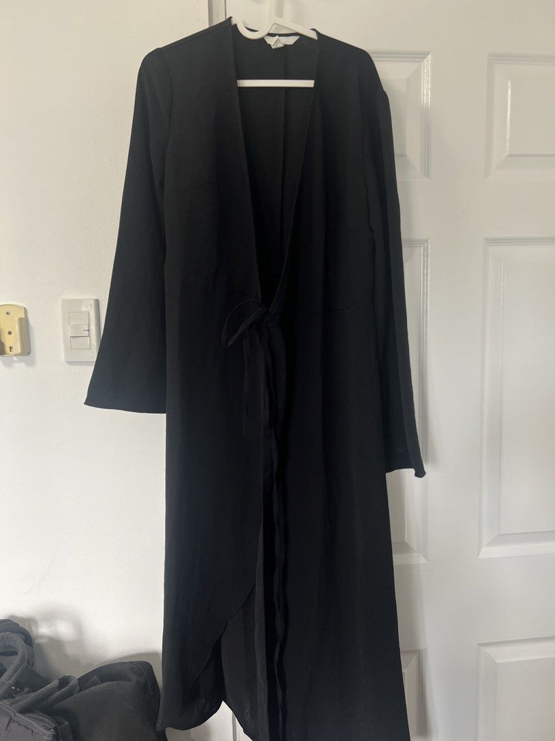 H&M Black Long Dress / Robe (Category: Dresses) located in Manila. Submitted by binigurrl (Listing ID 1434204598, Image 2). Description: - H&M black long dress - Size: S - Features a tie closure at the waist - Long sleeves - Versatile for layering or wearing alone - A wardrobe essential.