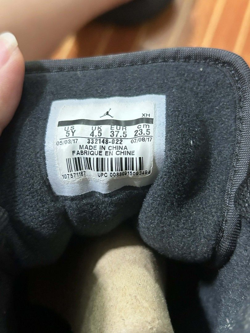 Jordan 1 retro high fleece (Category: Sneakers) located in Burgos, Ilocos Norte. Submitted by marc122 (Listing ID 1434300405, Image 2). Description: - Jordan 1 retro high fleece - Black and grey upper - White midsole - Black outsole - Comes with original box.