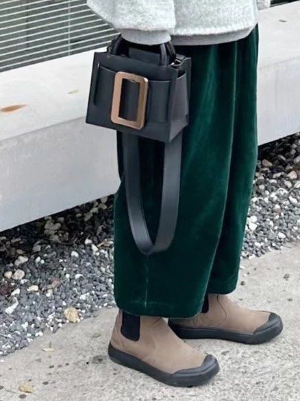 Keen Elena Chelsea color-blocked leather boots, available in 2 colors, classic ankle boots. size：36-45 (Category: Boots) located in Singapore. Submitted by luxe_pick_planet (Listing ID 1434323819, Image 3). Description: Express delivery takes about 10-12 days to sg, Sorry for the urgent order. Products are continuously updated,Welcome to consult..