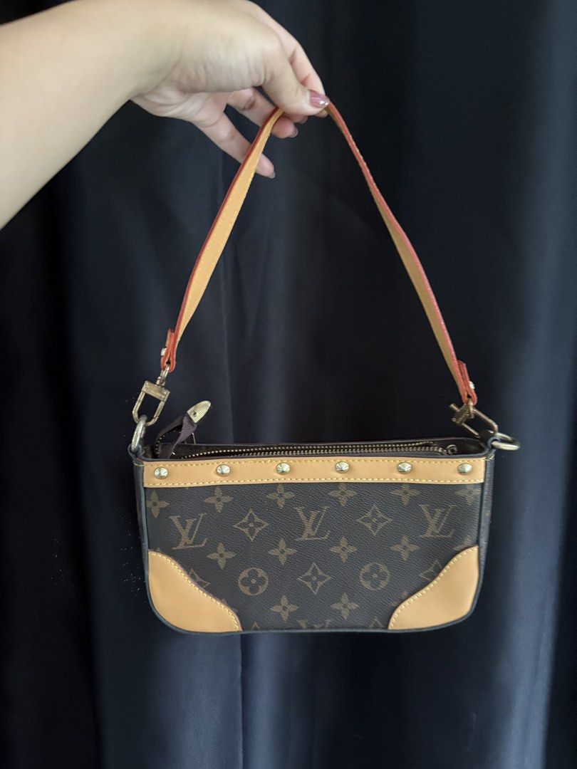 Louis vuitton pochette (Category: Luxury Bags & Wallets) located in Manila. Submitted by liz_xx (Listing ID 1434199274, Image 2). Description: louis vuitton pochette Lv bag Super clean like brand new. NGA po but it looks really legit. What you see in the image is what you get 💚.