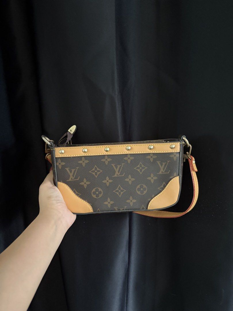 Louis vuitton pochette (Category: Luxury Bags & Wallets) located in Manila. Submitted by liz_xx (Listing ID 1434199274, Image 1). Description: louis vuitton pochette Lv bag Super clean like brand new. NGA po but it looks really legit. What you see in the image is what you get 💚.