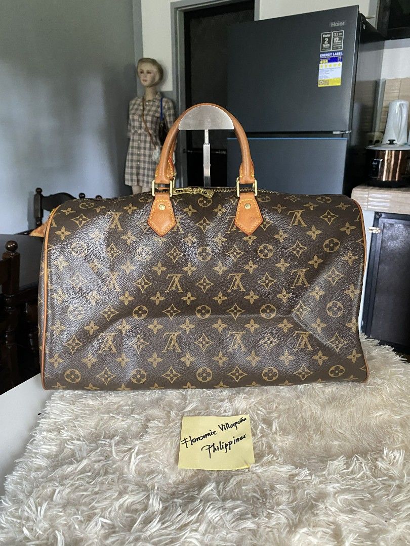 Lv speedy 40 (Category: Luxury Accessories) located in Tagum. Submitted by luxbagelyas (Listing ID 1434269941, Image 2). Description: with flaws ,may pen mark sa loob ,mayy crackings sa lips part bawal sa maselan super tibay pa nmn.