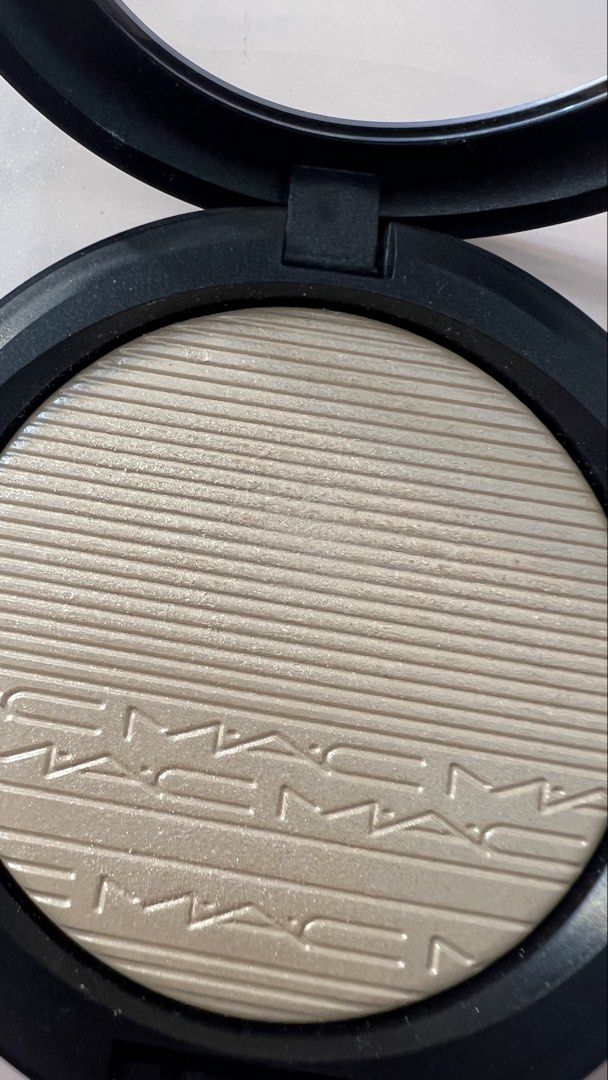 MAC Double Gleam Extra Dimension Skinfinish (Category: Makeup) located in Quezon City. Submitted by katrina.preloved (Listing ID 1434301624, Image 3). Description: - Authentic MAC Double Gleam Extra Dimension Skinfinish highlighter. - Product details are shown on the back of the compact. -only used on my face, did not share -mostly used on inner eye corner -original price 2,500.