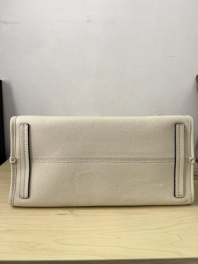 Marc Jacobs Drifter Satchel Bag (Category: Luxury Bags & Wallets) located in Quezon City. Submitted by sashiimii1720 (Listing ID 1434288300, Image 3). Description: - Cream-colored Marc Jacobs satchel bag - Top handle and detachable shoulder strap - Multiple interior compartments - Includes care card - Material: 100% cow split leather with polyurethane coating - Used a few times.