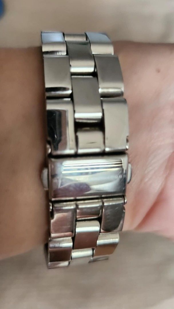 Marc Jacobs Silver Watch (Category: Luxury Watches) located in Cavite. Submitted by geturs (Listing ID 1434256172, Image 2). Description: - Marc Jacobs watch - Silver stainless steel band - White dial - Date display at 3 o'clock - Silver bezel with brand name - Clasp closure.