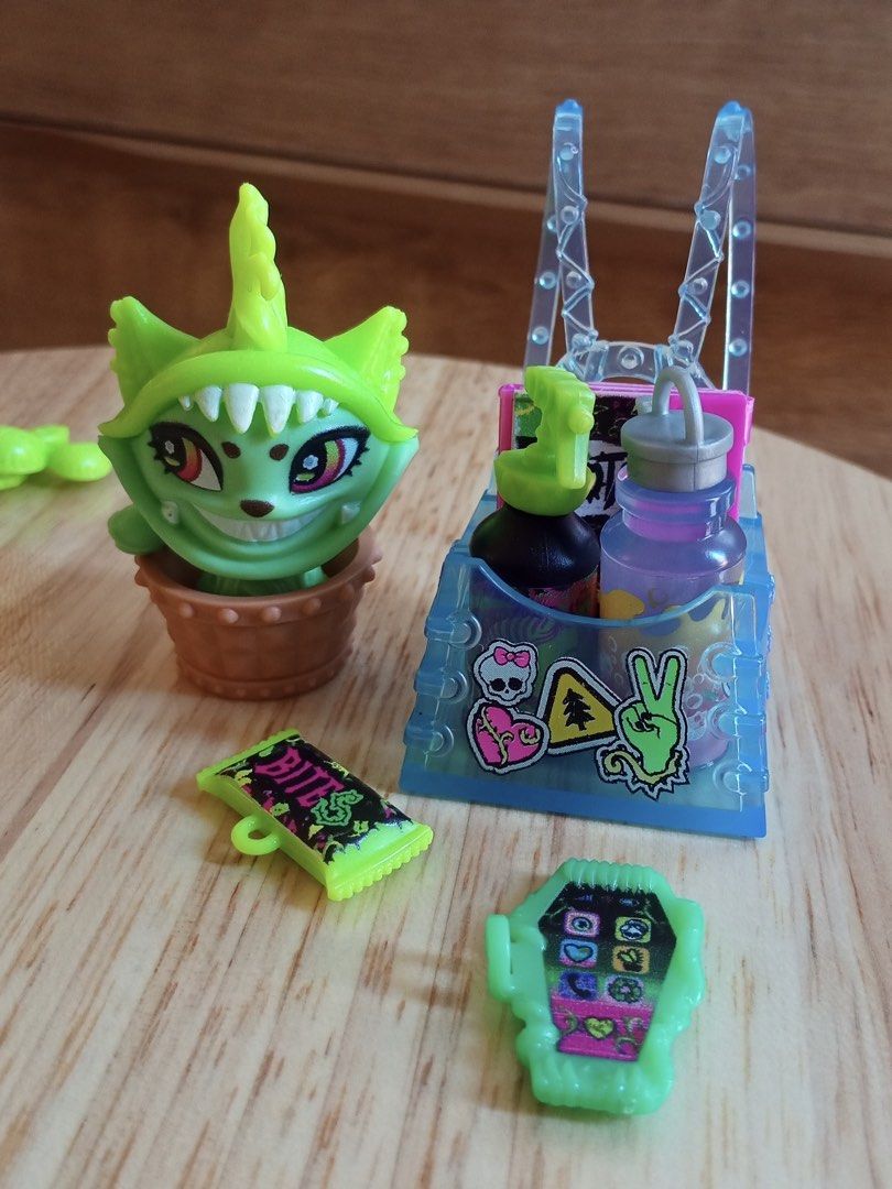 Monster High Venus McFlytrap Accessories and Pet Chewlian (Category: Action & Battle Toys) located in Quezon City. Submitted by maychamatcha (Listing ID 1434279849, Image 2). Description: Still good as new! Never used just stored Includes all accessories ((except sunglasses)).