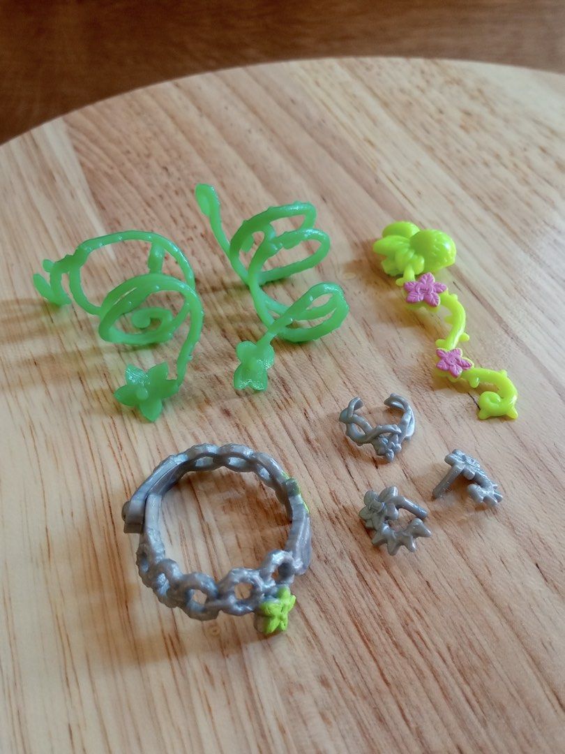 Monster High Venus McFlytrap Accessories and Pet Chewlian (Category: Action & Battle Toys) located in Quezon City. Submitted by maychamatcha (Listing ID 1434279849, Image 3). Description: Still good as new! Never used just stored Includes all accessories ((except sunglasses)).