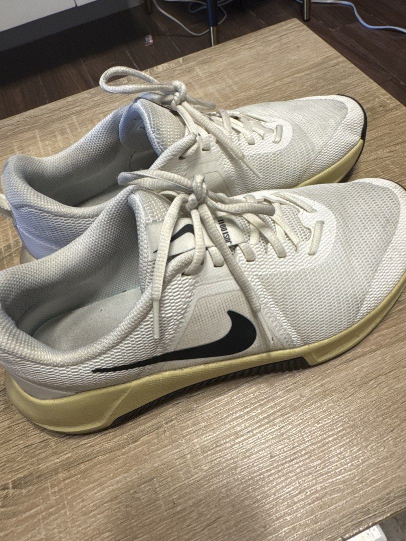 FLASH SALE!! Nike Training Shoes Metcon (Category: Sneakers) located in Manila. Submitted by itsyasseen (Listing ID 1434266457, Image 1). Description: - White Nike training shoes - Black Nike swoosh - Size: US 10, UK 9, EUR 44, CM 28 - Model: Q1831-101 - Yellow sole - White laces.