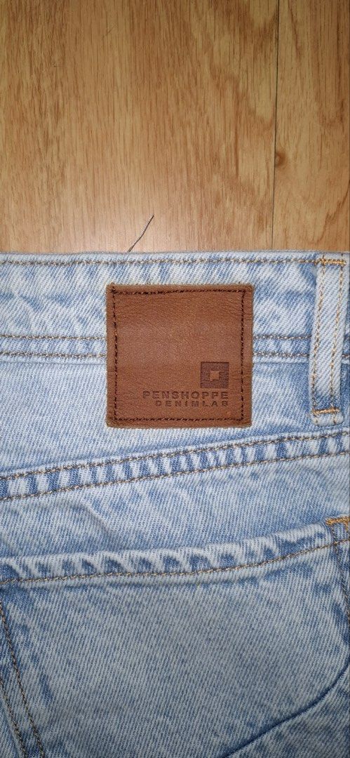 Penshoppe Denim Lab Light Wash Jeans (Category: Jeans) located in Manila. Submitted by adaniel.81 (Listing ID 1434308315, Image 3). Description: - Penshoppe Denim Lab jeans - Light wash denim - Straight leg cut - Size 26 - Button and zipper closure - Two back pockets - Brown leather brand patch.