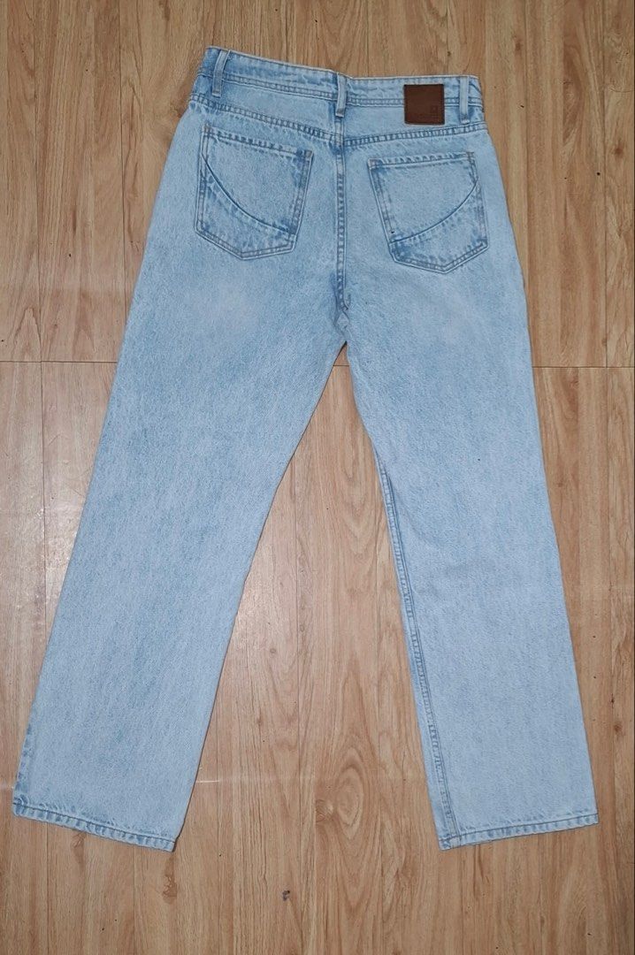 Penshoppe Denim Lab Light Wash Jeans (Category: Jeans) located in Manila. Submitted by adaniel.81 (Listing ID 1434308315, Image 2). Description: - Penshoppe Denim Lab jeans - Light wash denim - Straight leg cut - Size 26 - Button and zipper closure - Two back pockets - Brown leather brand patch.