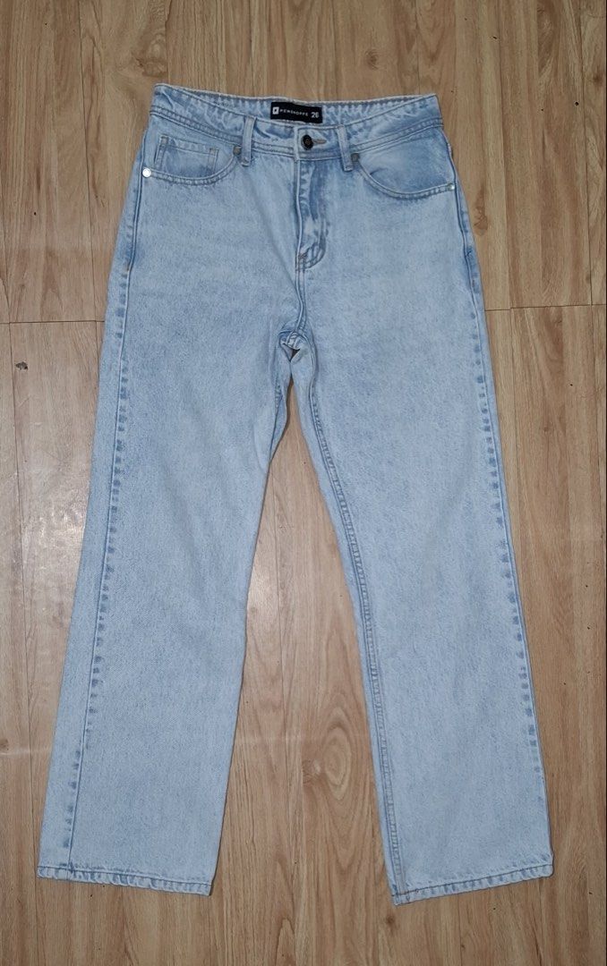 Penshoppe Denim Lab Light Wash Jeans (Category: Jeans) located in Manila. Submitted by adaniel.81 (Listing ID 1434308315, Image 1). Description: - Penshoppe Denim Lab jeans - Light wash denim - Straight leg cut - Size 26 - Button and zipper closure - Two back pockets - Brown leather brand patch.