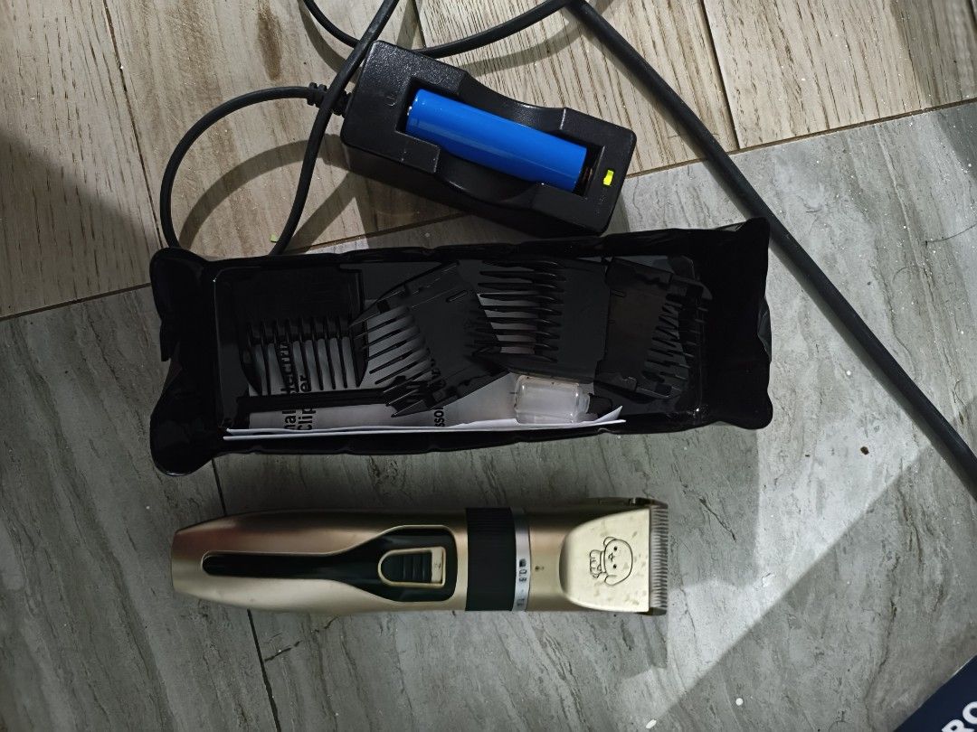 Pet Grooming Hair Clipper Kit (Category: Health & Grooming) located in Manila. Submitted by chayieinkie (Listing ID 1434253634, Image 2). Description: - Gold and black pet clipper - Includes multiple comb attachments for various hair lengths - Comes with a charger and battery - Designed for easy pet hair trimming.