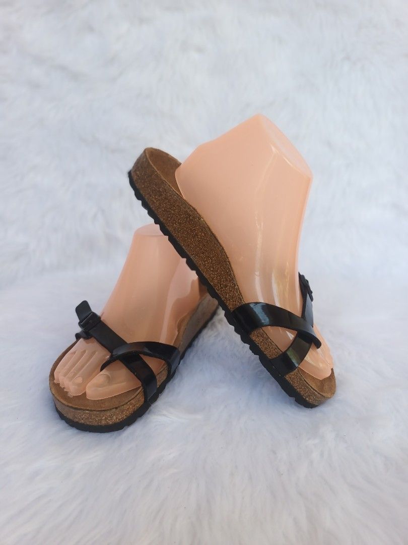 Preloved Birkenstock Piazza (Category: Flats & Sandals) located in Labo. Submitted by uzzing_14 (Listing ID 1434299438, Image 1). Description: Original preloved BIRKS 💯 PIAZZA Size : 40 NF ⚠️ BAWAL PO SA MASELAN⚠️ 📍 Please manage your high expectation as you are buying PRELOVED ITEMS ‼️ 📍 Buy at your own risk ‼️ ❌No reservations ❌ No Cancellation/ No Return/ No exchange Nasa photos na po ang details 🥰 🔸️MODE OF PAYMENT : GCASH, MAYA & UNION 