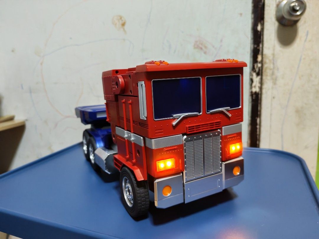 Robosen Optimus Prime - Flagship (Category: Figurines & Statues) located in Paranaque City. Submitted by madlmark (Listing ID 1434283332, Image 2). Description: Optimus prime Flagship by Robosen collectors edition auto converting robot voice command with app on android and ios.